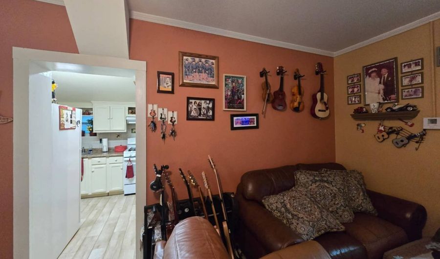 707 W Ave F, Alpine, TX 79830 - 2 Beds, 2 Bath