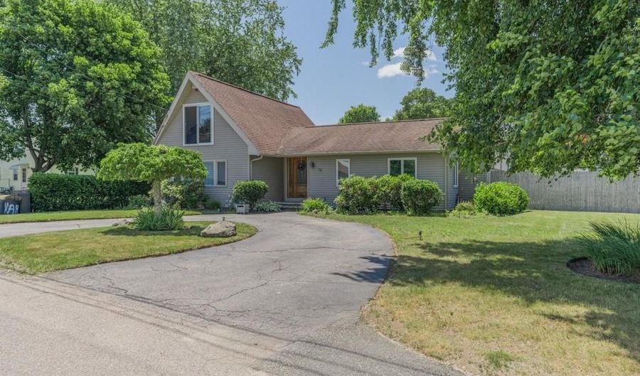 76 Midvale Ave, Cranston, RI 02920 - 2 Beds, 2 Bath