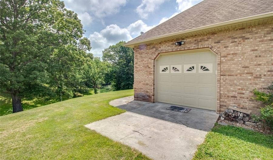 105 Lake Dr, Alton, IL 62002 - 4 Beds, 3 Bath