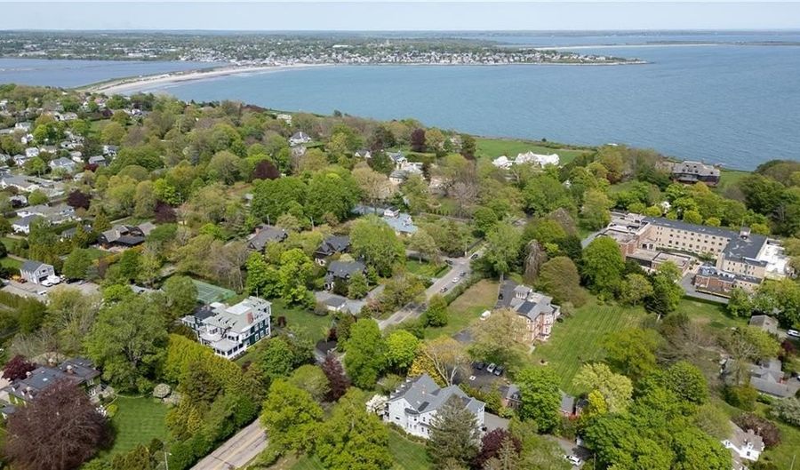 97 Narragansett Ave C3, Newport, RI 02840 - 2 Beds, 1 Bath