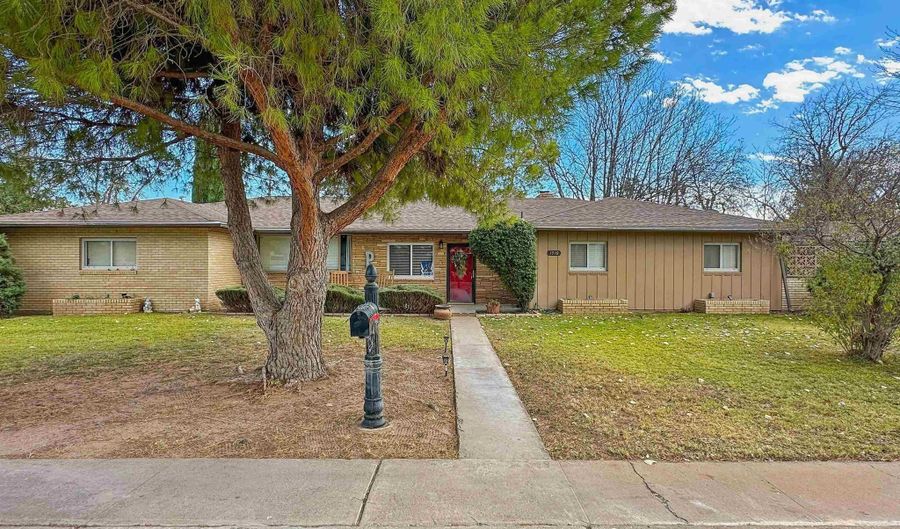 1510 S Country Club Cir, Carlsbad, NM 88220 - 4 Beds, 3 Bath