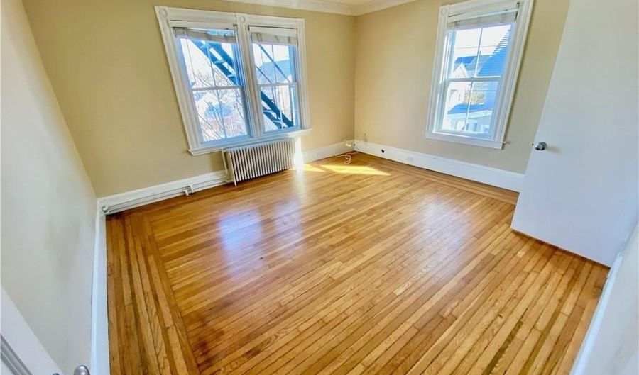 67 Roseneath Ave 2, Newport, RI 02840 - 3 Beds, 1 Bath