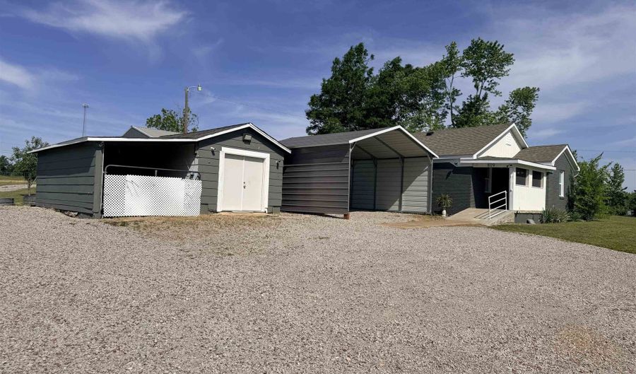 819 N MAPLE St, Adamsville, TN 38310 - 1 Beds, 2 Bath