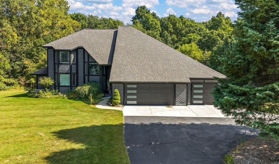 9820 Snow Pointe Dr SE, Alto, MI 49302 - 4 Beds, 3 Bath