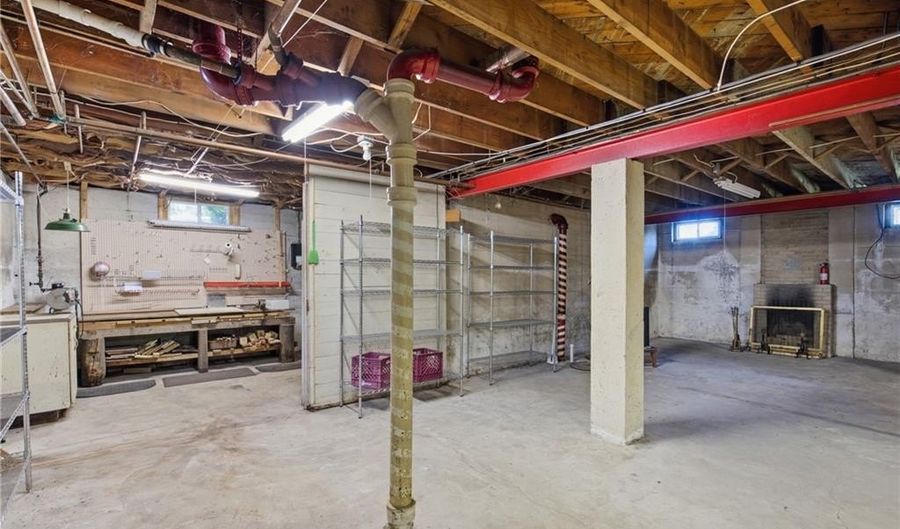 247 W Main Rd, Middletown, RI 02842 - 3 Beds, 2 Bath