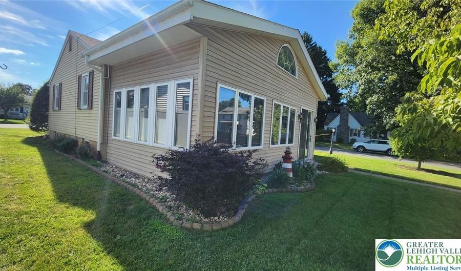 1553 N26th St, Allentown, PA 18104 - 3 Beds, 2 Bath
