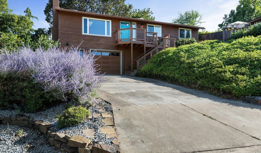 304 Clinton St, Ashland, OR 97520 - 3 Beds, 2 Bath