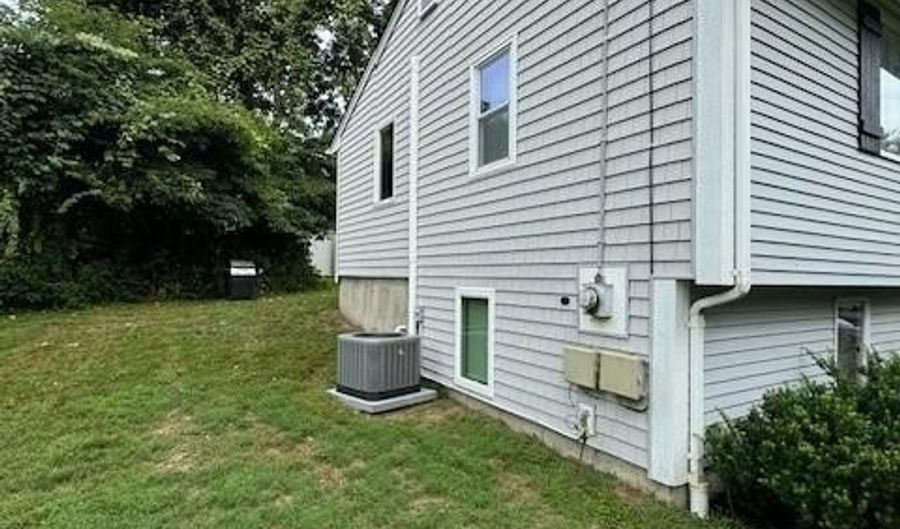 35 Old Town Trl, Narragansett, RI 02882 - 4 Beds, 2 Bath