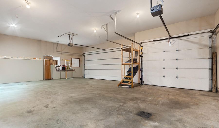 1415 Nicklaus Dr, Aberdeen, SD 57401 - 5 Beds, 3 Bath