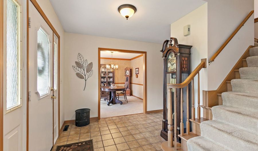 1045 Helen Dr, Algonquin, IL 60102 - 4 Beds, 3 Bath