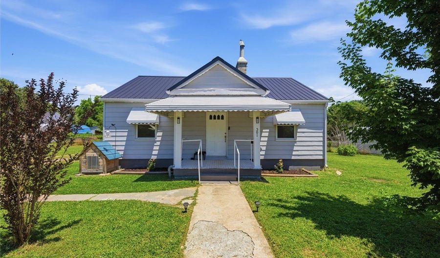 301 Pecan Dr, Calhoun Falls, SC 29628 - 2 Beds, 1 Bath