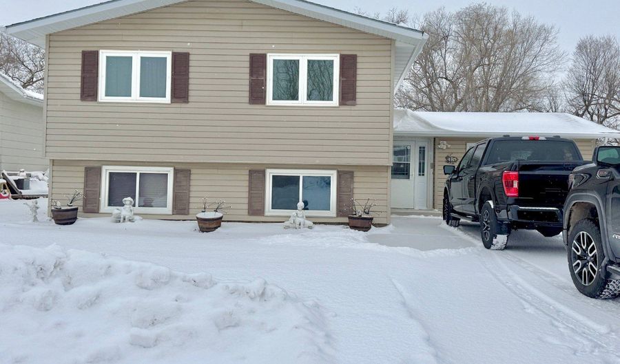 15 10th Ave NW, Bowman, ND 58623 - 3 Beds, 2 Bath