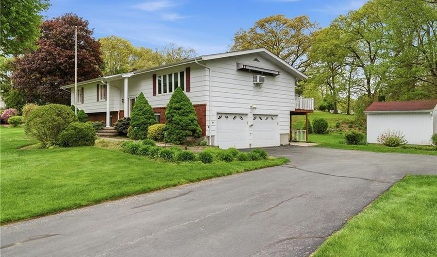 6 Bruce Dr, North Smithfield, RI 02896 - 3 Beds, 2 Bath