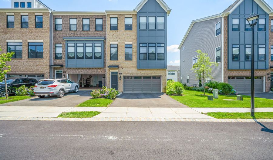 31 Valiant Ct, Middletown, NJ 07748 - 3 Beds, 4 Bath