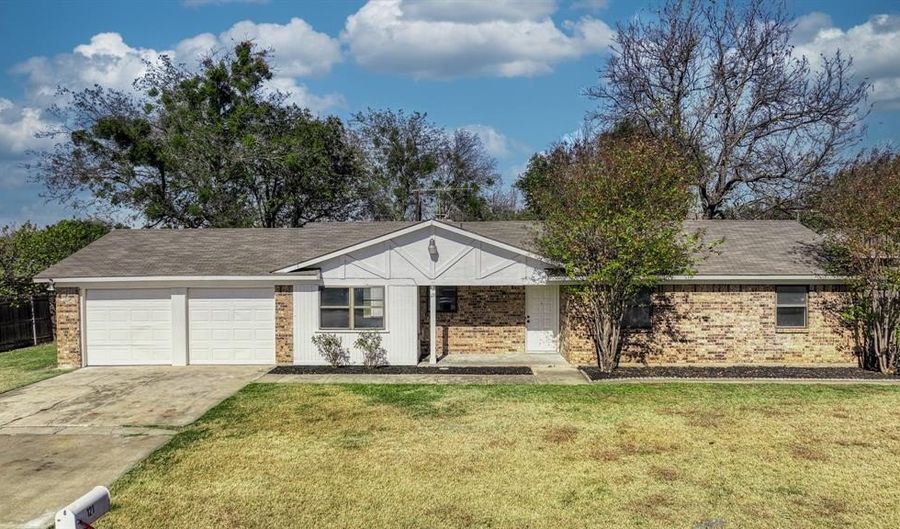 121 Meadow Ln, Aledo, TX 76008 - 3 Beds, 2 Bath
