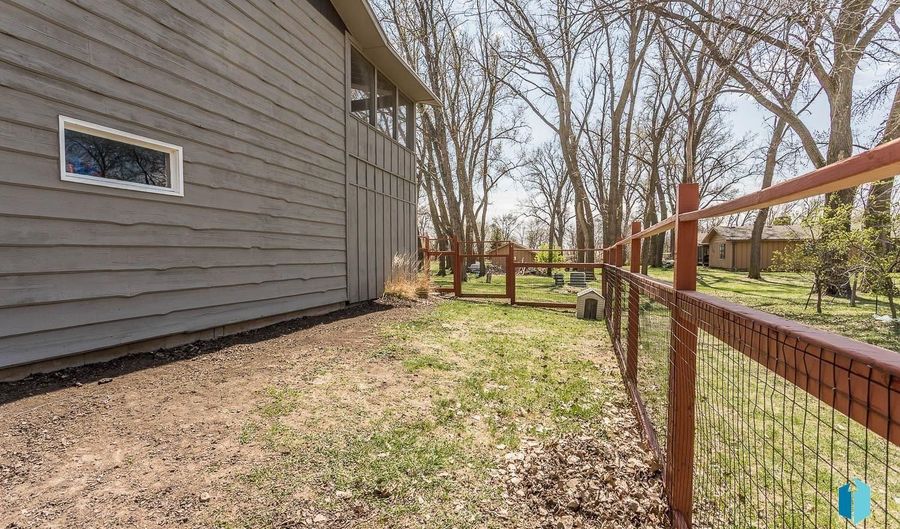 107 E Willow St, Beresford, SD 57004 - 5 Beds, 2 Bath