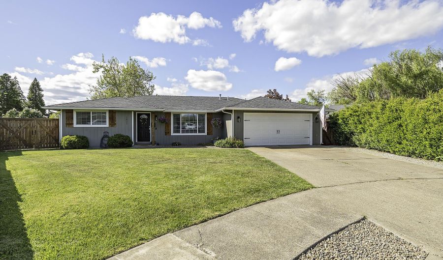 1011 Hermosa Dr, Central Point, OR 97502 - 4 Beds, 2 Bath