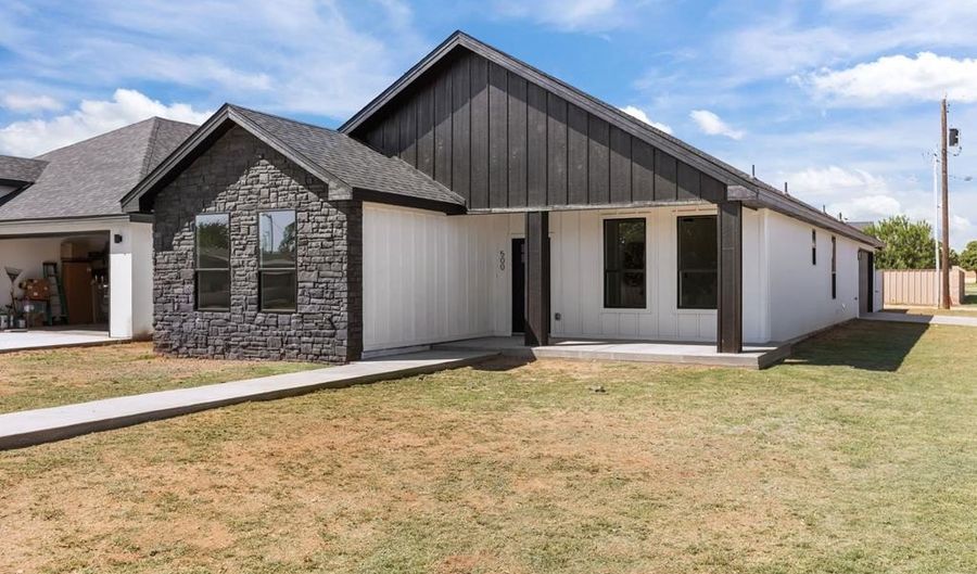500 SW 4th St, Andrews, TX 79714 - 3 Beds, 2 Bath