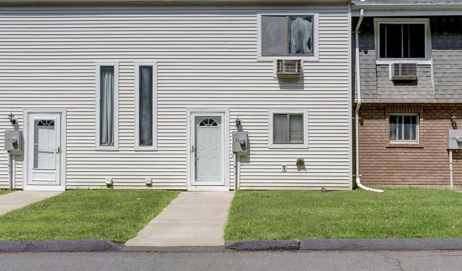 132 Sutton Pl 132, Bloomfield, CT 06002 - 2 Beds, 3 Bath