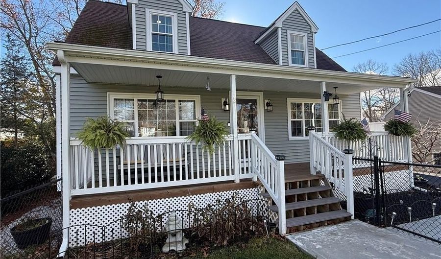 11 Woodside Ave, Cumberland, RI 02864 - 2 Beds, 2 Bath