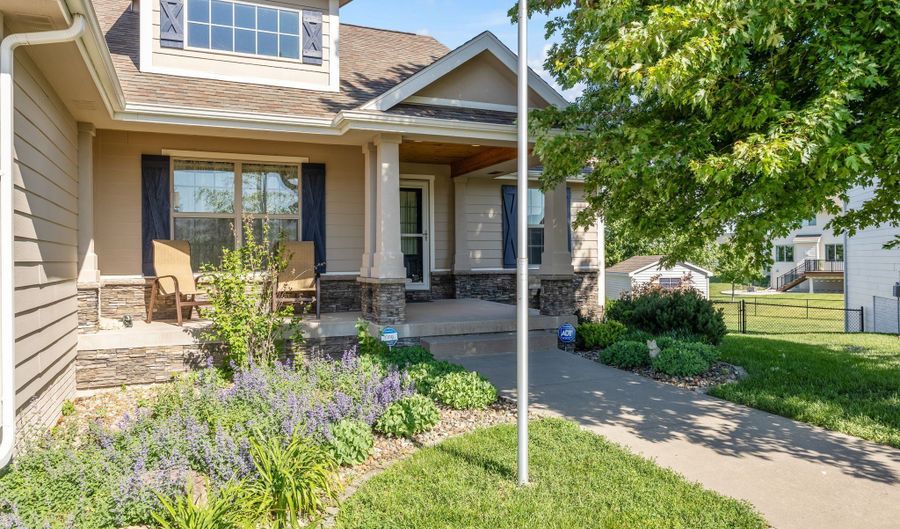 417 33rd St SW, Altoona, IA 50009 - 5 Beds, 3 Bath