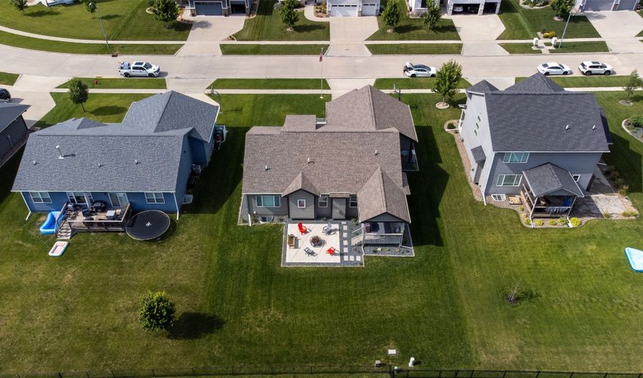 302 33rd St SE, Altoona, IA 50009 - 4 Beds, 3 Bath