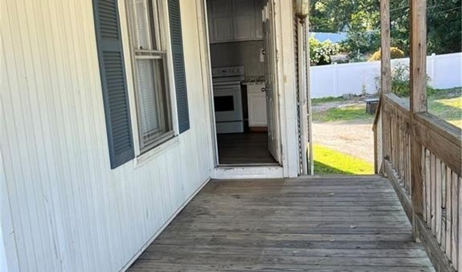 881 Washington St B, Attleboro, MA 02703 - 2 Beds, 1 Bath