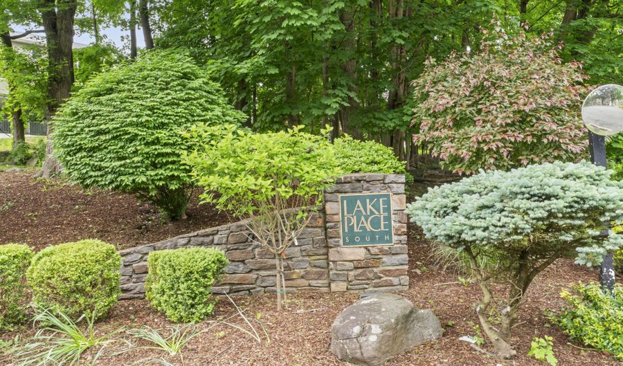 12 Boulevard Dr 21-130, Danbury, CT 06810 - 2 Beds, 3 Bath