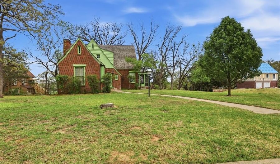 422 S Highland St, Ada, OK 74820 - 4 Beds, 3 Bath