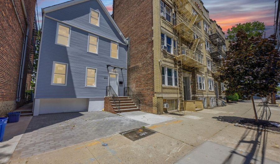 429 KENNEDY Blvd, Bayonne, NJ 07002 - 5 Beds, 4 Bath