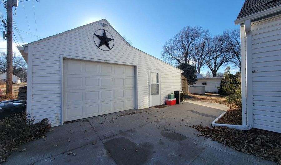 1415 14th St, Auburn, NE 68305 - 3 Beds, 2 Bath