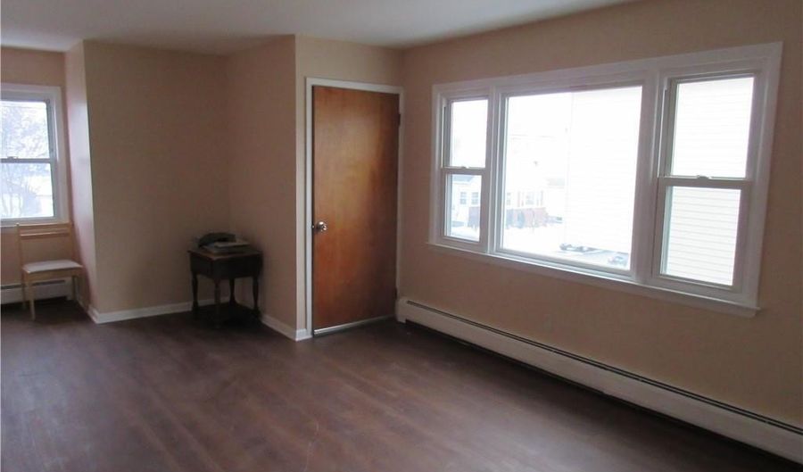 164 Cleveland Ave 2nd, Bridgeport, CT 06606 - 3 Beds, 1 Bath