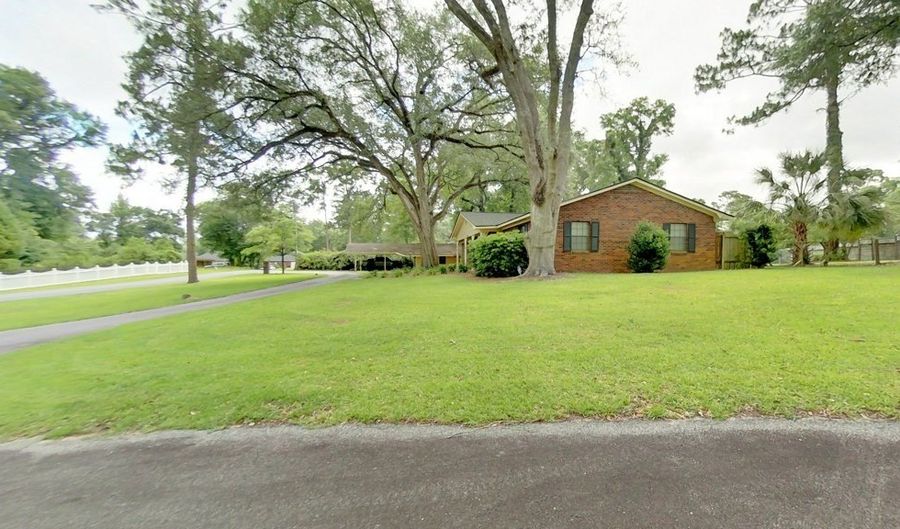 1402 Pineland Dr, Bainbridge, GA 39819 - 4 Beds, 3 Bath