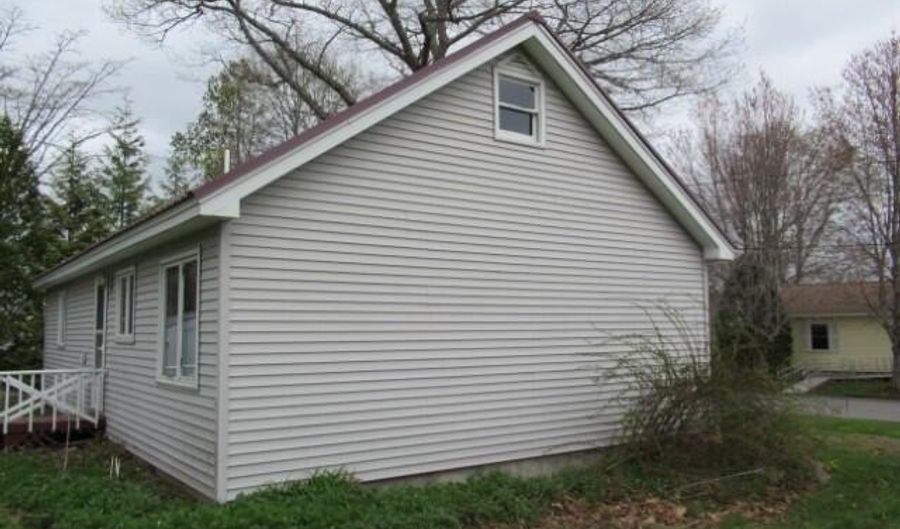 137 Union St, Belfast, ME 04915 - 2 Beds, 1 Bath