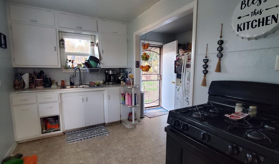 2576 W Hillside Dr, Anderson, CA 96007 - 2 Beds, 1 Bath