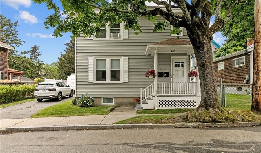 11 Whitwell Pl, Newport, RI 02840 - 2 Beds, 2 Bath