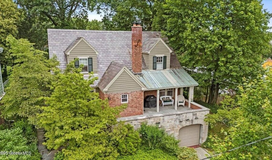 73 Oakwood St, Albany, NY 12208 - 4 Beds, 2 Bath