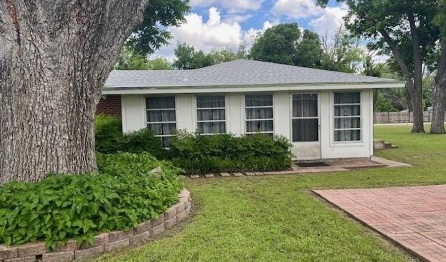 602 West St, Hico, TX 76457 - 3 Beds, 2 Bath