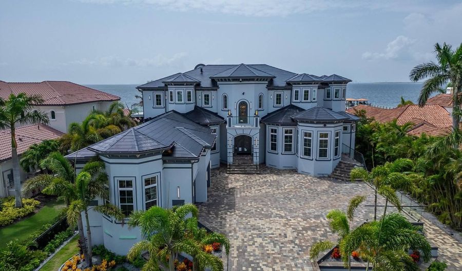 6526 Surfside Blvd, Apollo Beach, FL 33572 - 7 Beds, 8 Bath