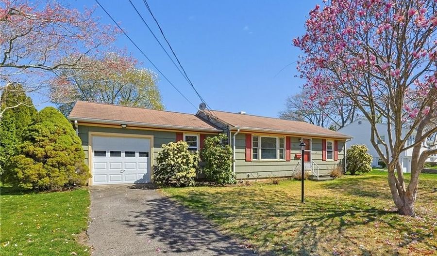 145 Glenwood Dr, North Kingstown, RI 02852 - 3 Beds, 1 Bath