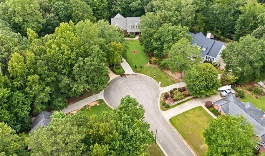 251 HEDGEROW Cir, Auburn, AL 36830 - 8 Beds, 5 Bath