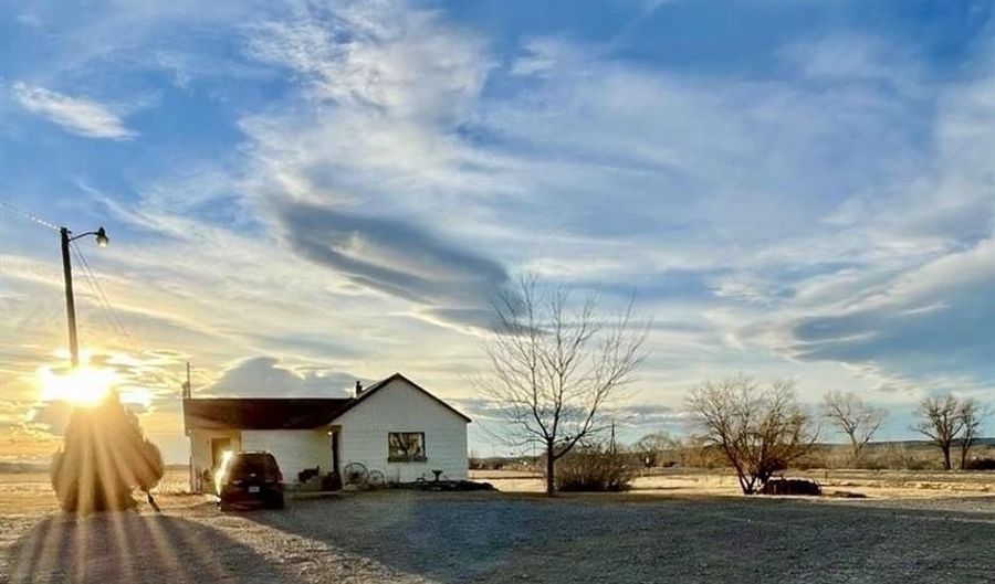 698 Hwy 30, Basin, WY 82410 - 1 Beds, 2 Bath