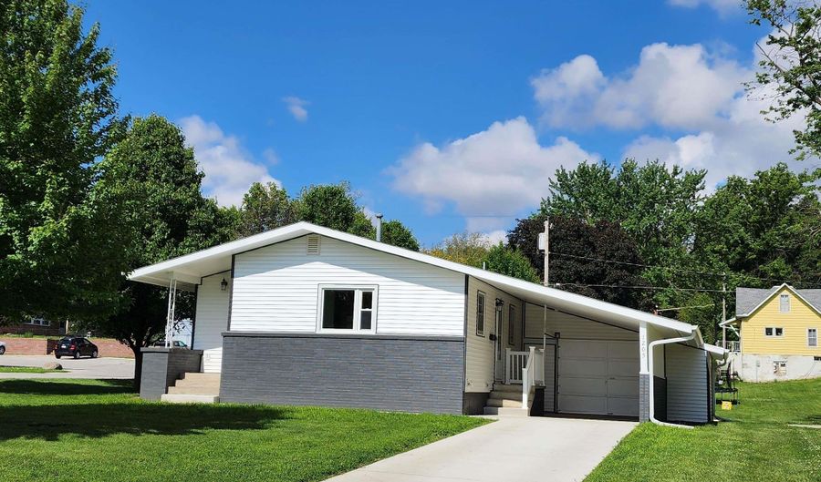 1205 Maple St, Atlantic, IA 50022 - 2 Beds, 2 Bath