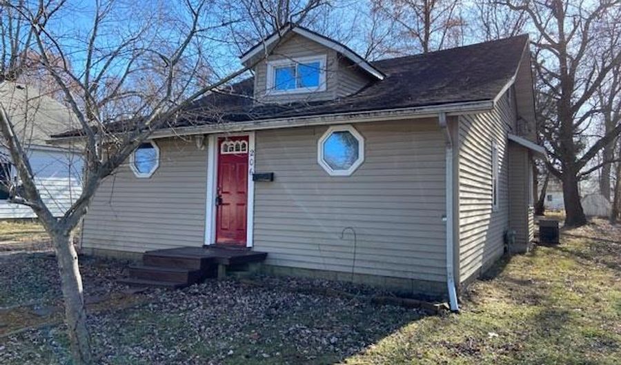 206 E REED St, Benton, IL 62812 - 2 Beds, 1 Bath