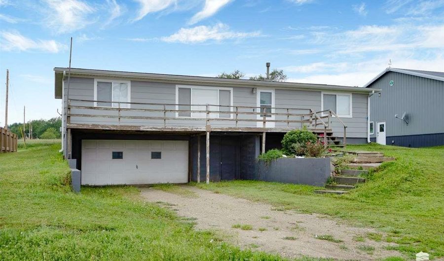 2321 Center Detroit St, Abilene, KS 67410 - 3 Beds, 3 Bath