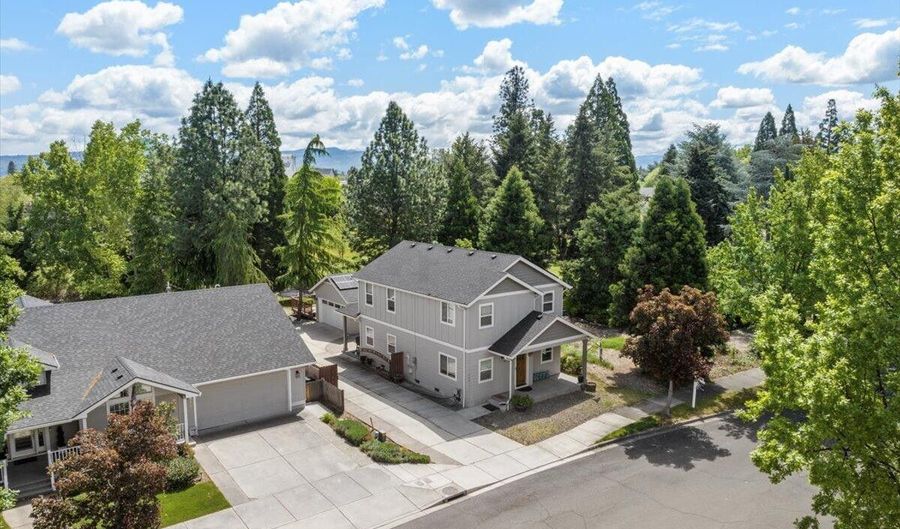 500 Valley Oak Blvd, Central Point, OR 97502 - 4 Beds, 3 Bath