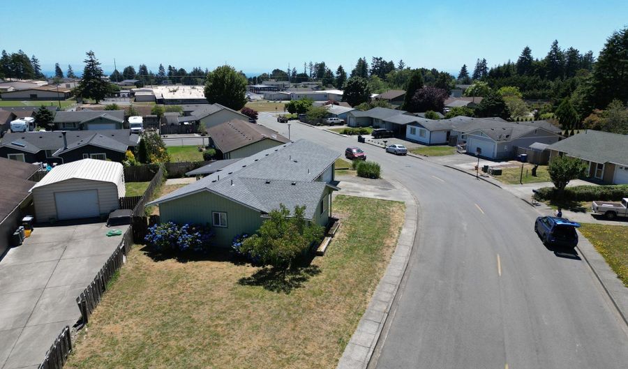 824 KEVIN Pl, Brookings, OR 97415 - 3 Beds, 2 Bath