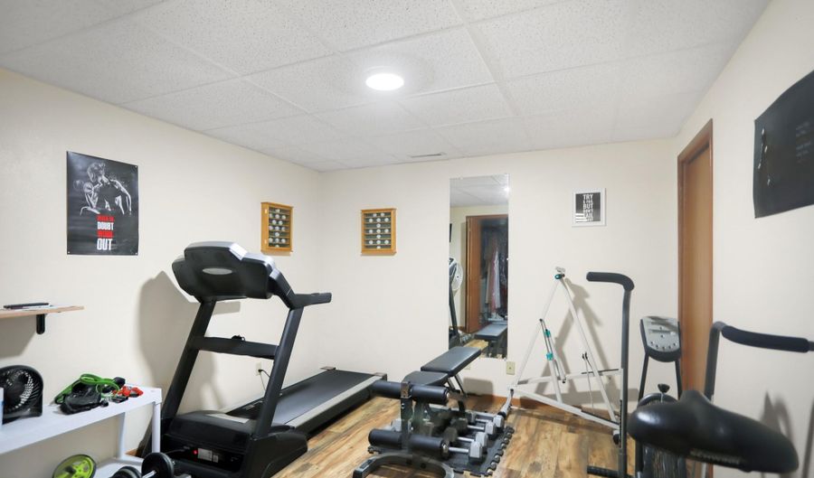 12977 Richmond Heights Dr, Aberdeen, SD 57401 - 5 Beds, 3 Bath