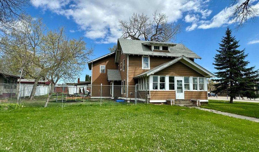 802 7th St, Britton, SD 57430 - 4 Beds, 2 Bath