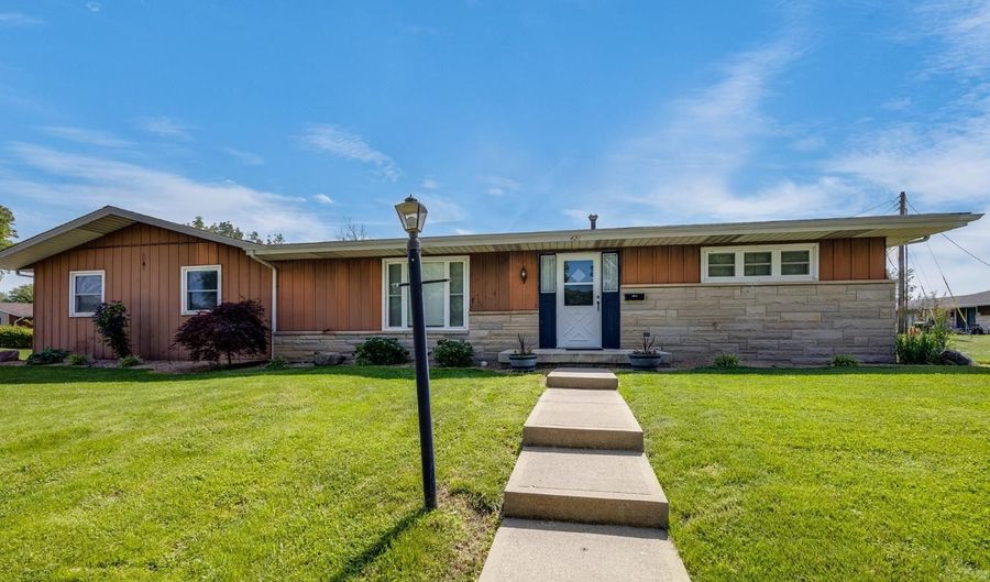 421 Country Club Dr, Batesville, IN 47006 - 4 Beds, 3 Bath